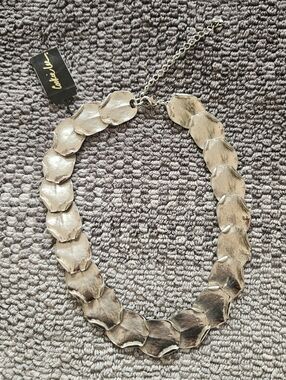 VINTAGE COOKIE LEE SILVER TONE HAMMERED TURNED EDGE STYLIZED 14" NECKLACE-